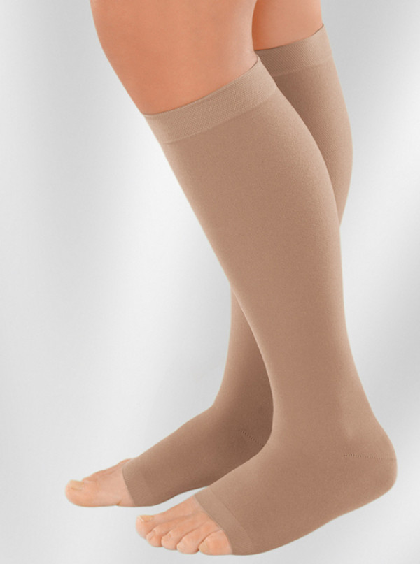 Flat knit, custom compression garments for lipedema 